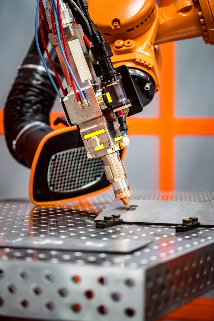 Fibre laser robotic remote cutting system