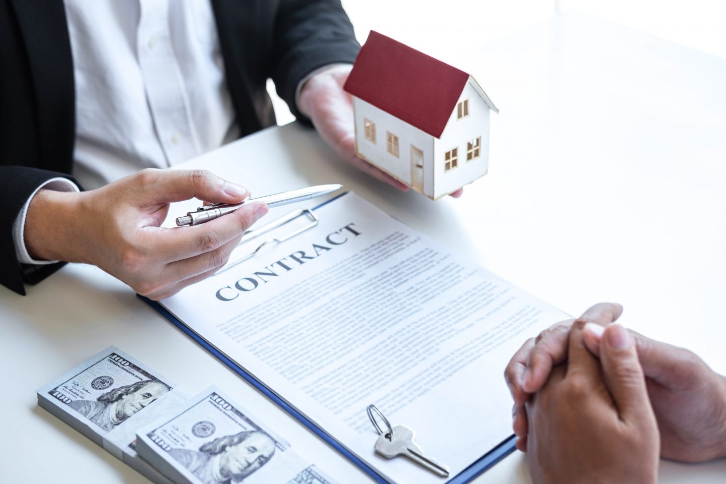 Estate agent broker reach contract form and presentation to client signing agreement contract real