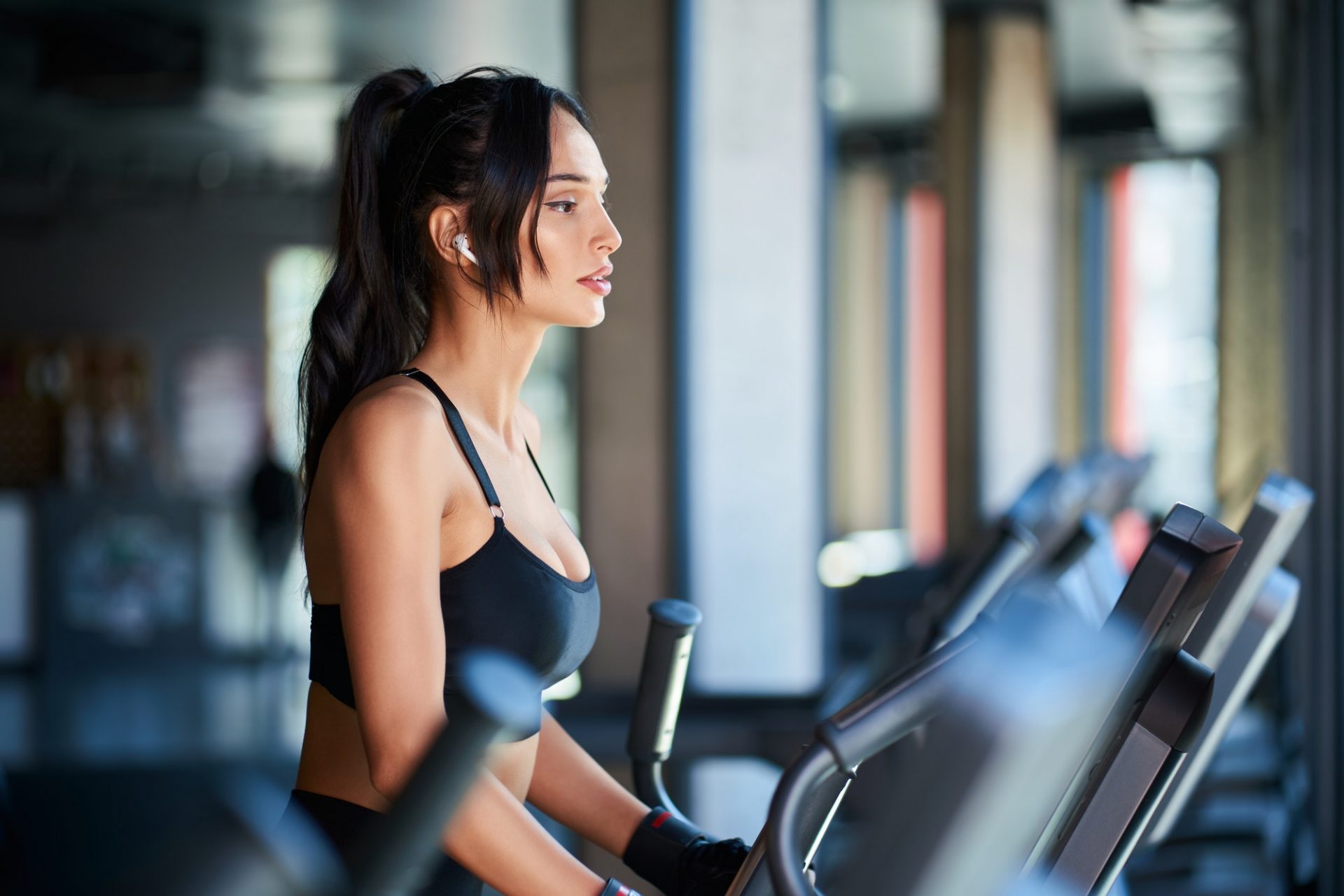 Fitnesswoman doing cardio in gym