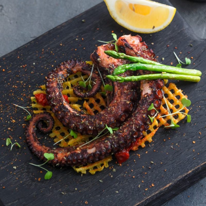Grilled octopus with lemon and potatoes