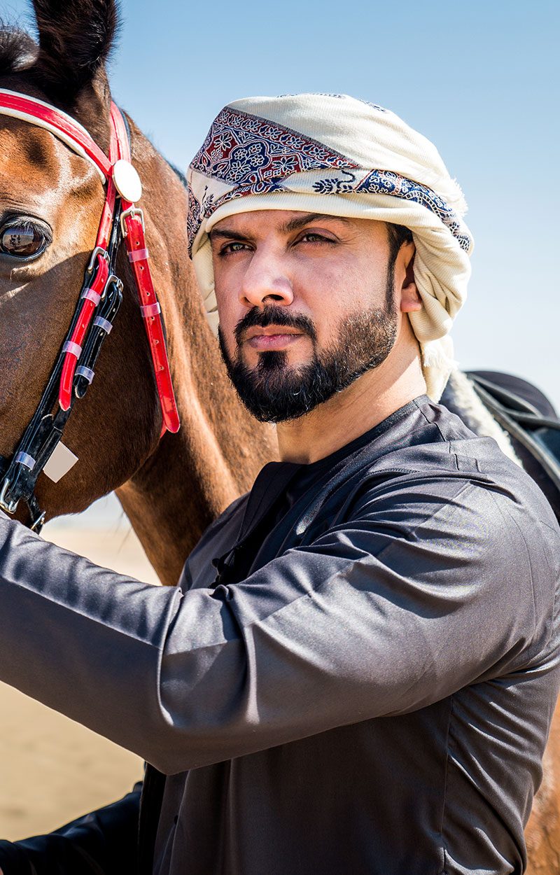 arabian-man-with-horse-in-the-desert-79P3F27