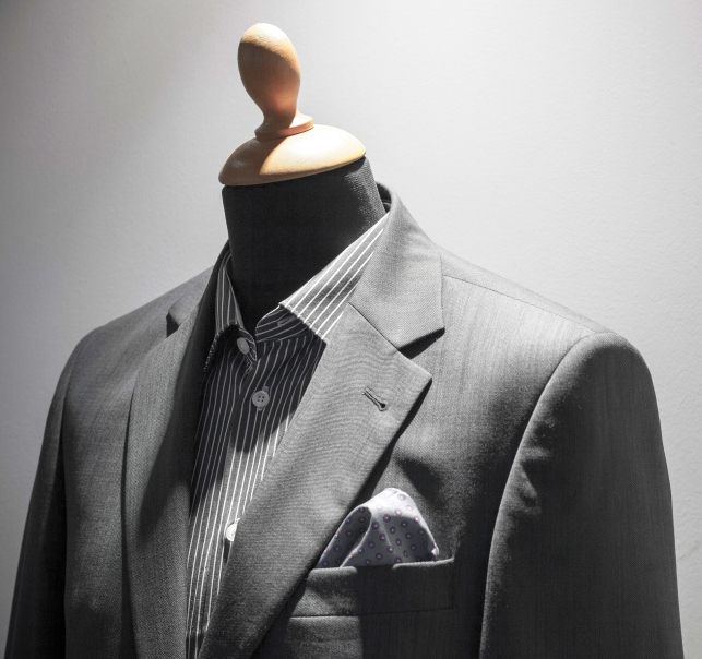 elegant-men-suit-on-mannequin-edit-HYV3ZFJ